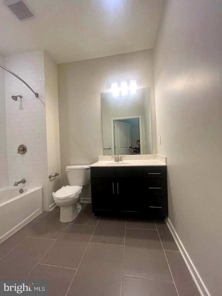 401 Race Street, Unit D Philadelphia, PA 19106 - Photo 13 of 23 a bathroom with a toilet a sink and mirror