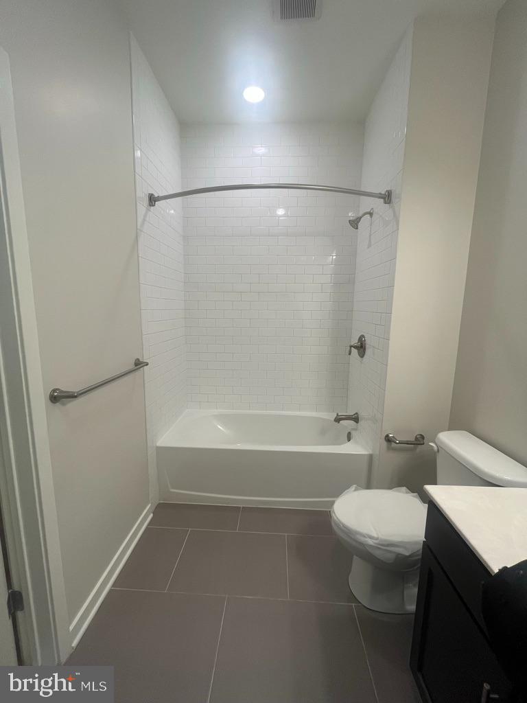 401 Race Street, Unit D Philadelphia, PA 19106 - Photo 14 of 23 a bathroom with a toilet and a bath tub