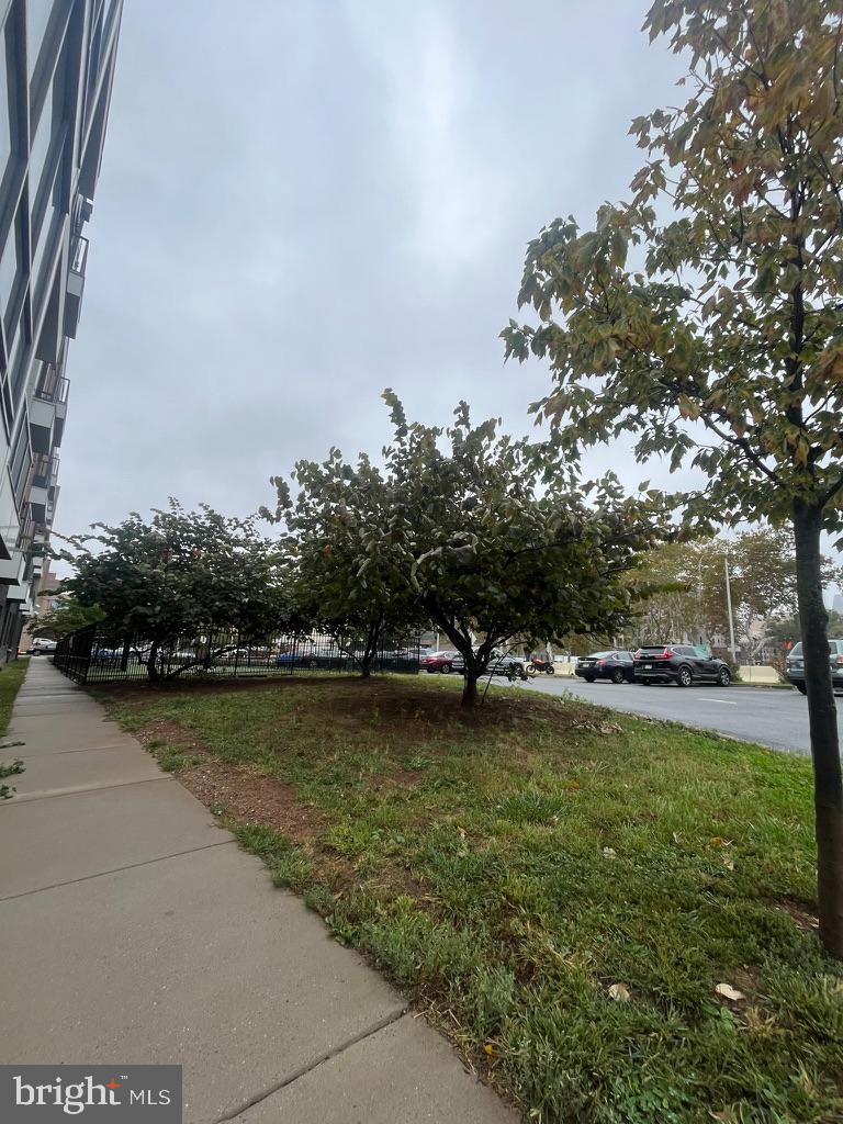 401 Race Street, Unit D Philadelphia, PA 19106 - Photo 22 of 23 a view of a water fountain and a bench
