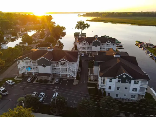 $690,000 | 1300 South Harkless Drive, Unit B4, Syracuse, IN 46567