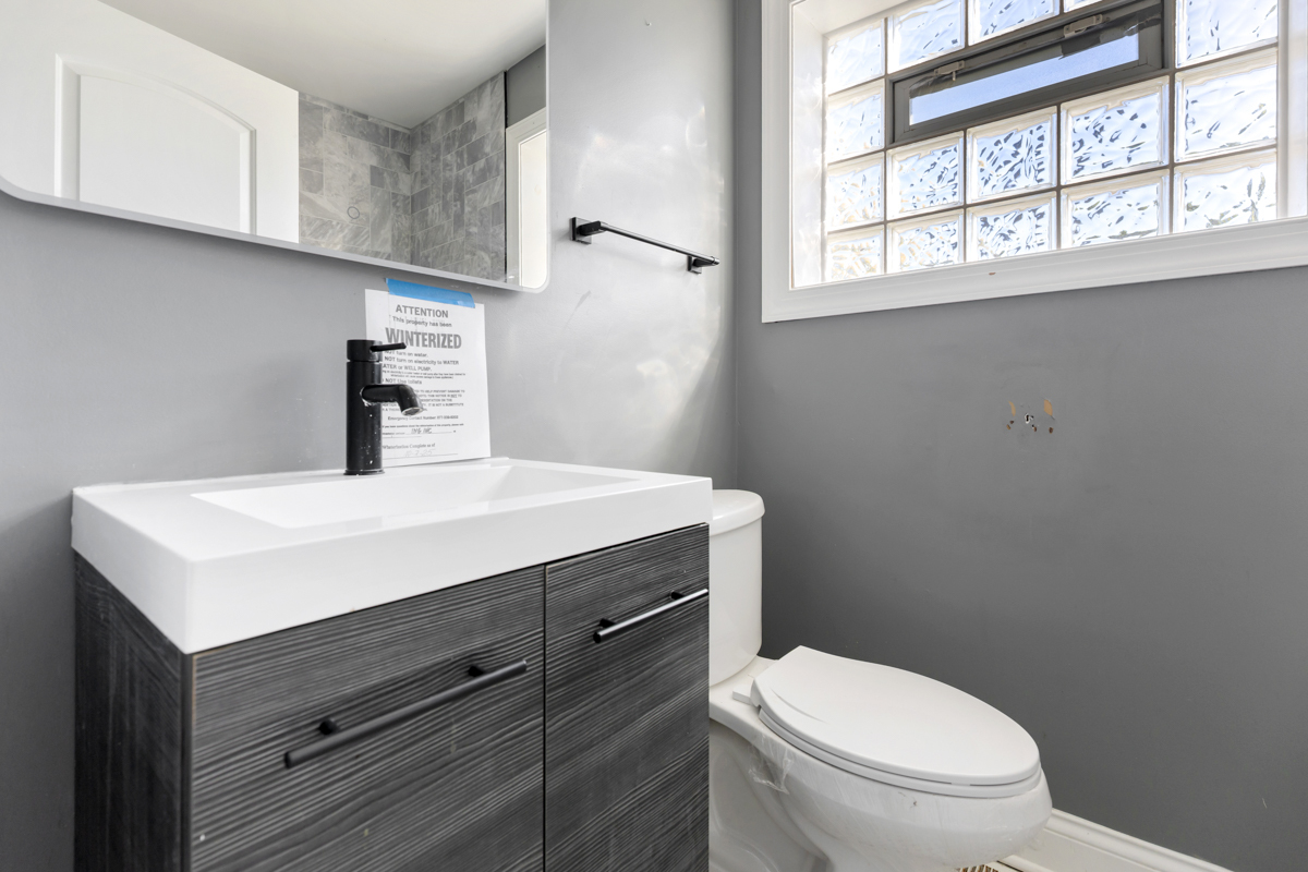 245 West 43rd Street Chicago, IL 60609 - Photo 12 of 26 a bathroom with a toilet sink and mirror