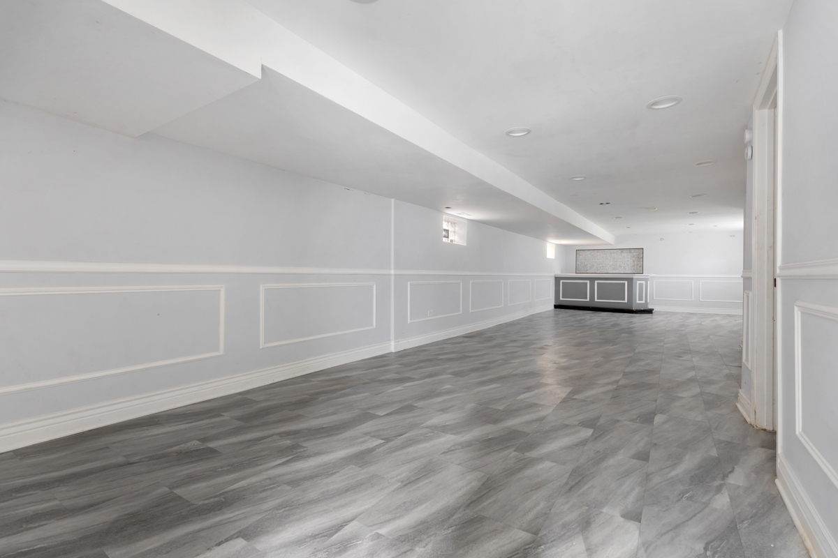 245 West 43rd Street Chicago, IL 60609 - Photo 17 of 26 a view of an empty room