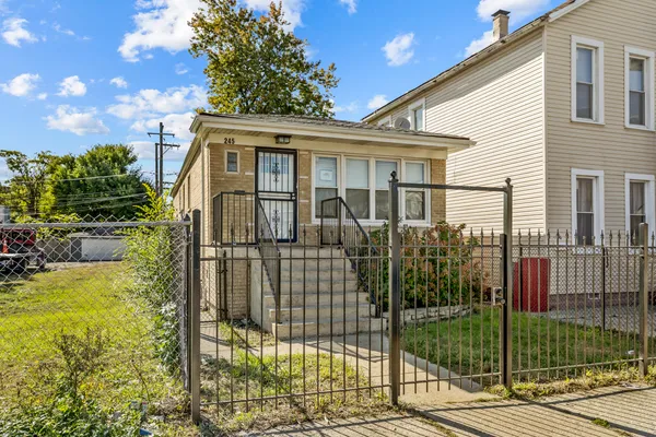 a view of a house with backyard