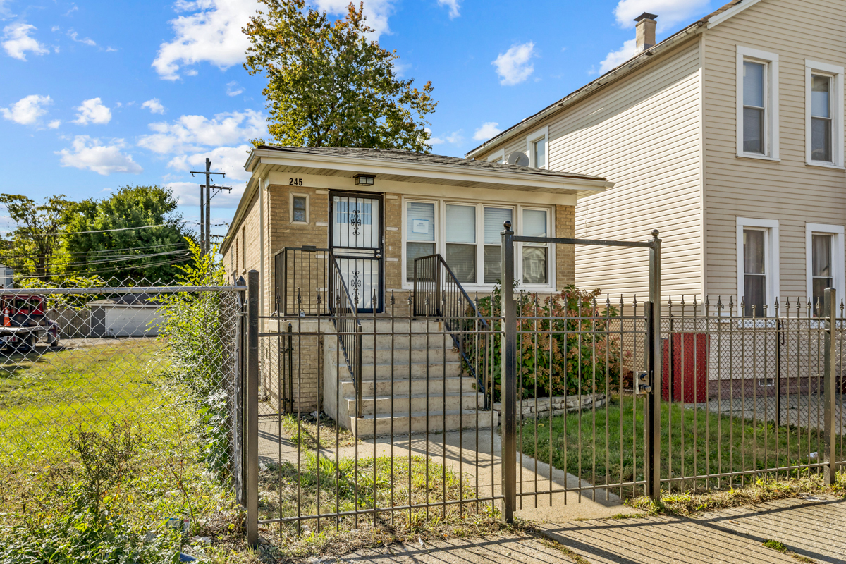 245 West 43rd Street Chicago, IL 60609 - Photo 2 of 26 a view of a house with backyard