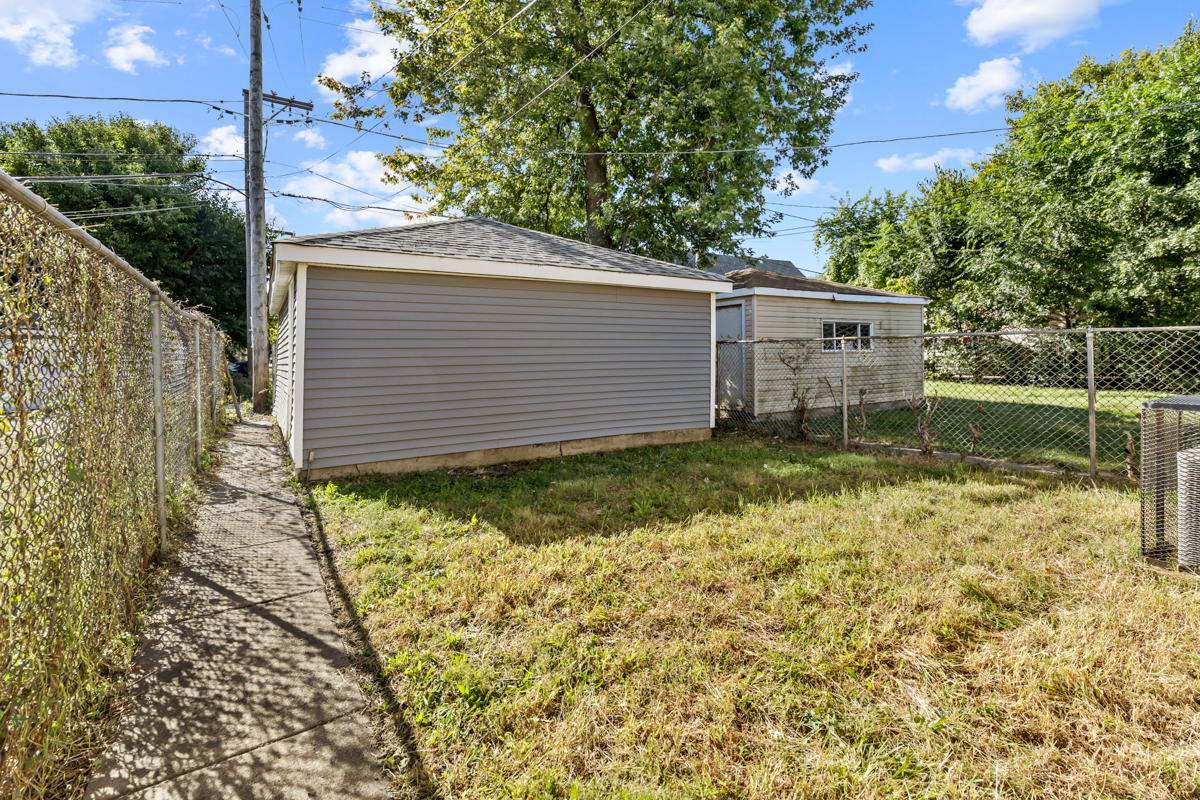 245 West 43rd Street Chicago, IL 60609 - Photo 25 of 26 a backyard of a house