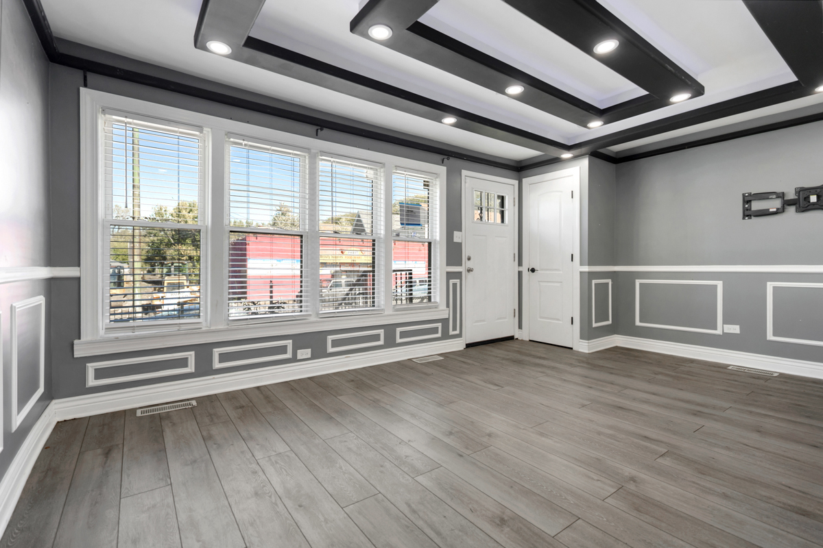 245 West 43rd Street Chicago, IL 60609 - Photo 3 of 26 an empty room with wooden floor and windows