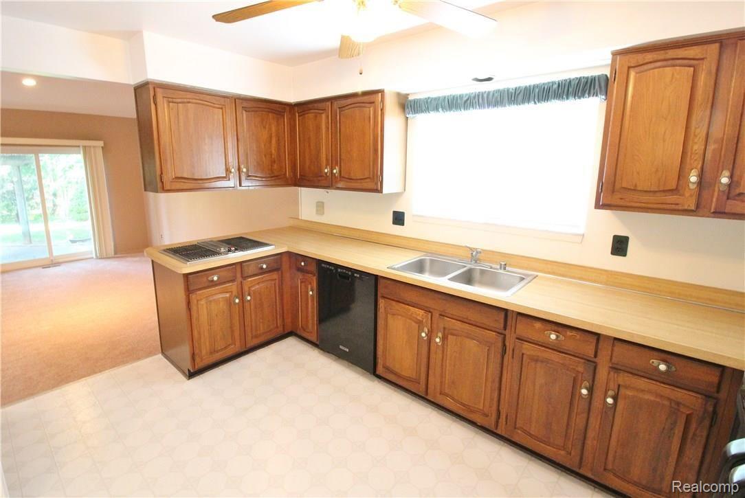 446 Coldiron Drive Rochester, MI 48307 - Photo 10 of 31 IMG_2103.JPG