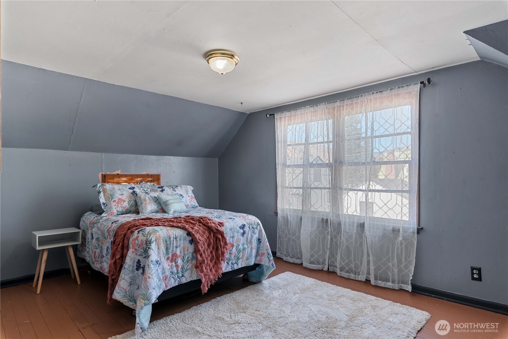 22 South Emerson Avenue Wenatchee, WA 98801 - Photo 29 of 38 a bedroom with a bed and a window