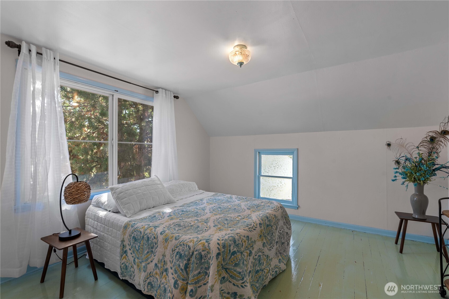 22 South Emerson Avenue Wenatchee, WA 98801 - Photo 31 of 38 a spacious bedroom with a bed and a potted plant