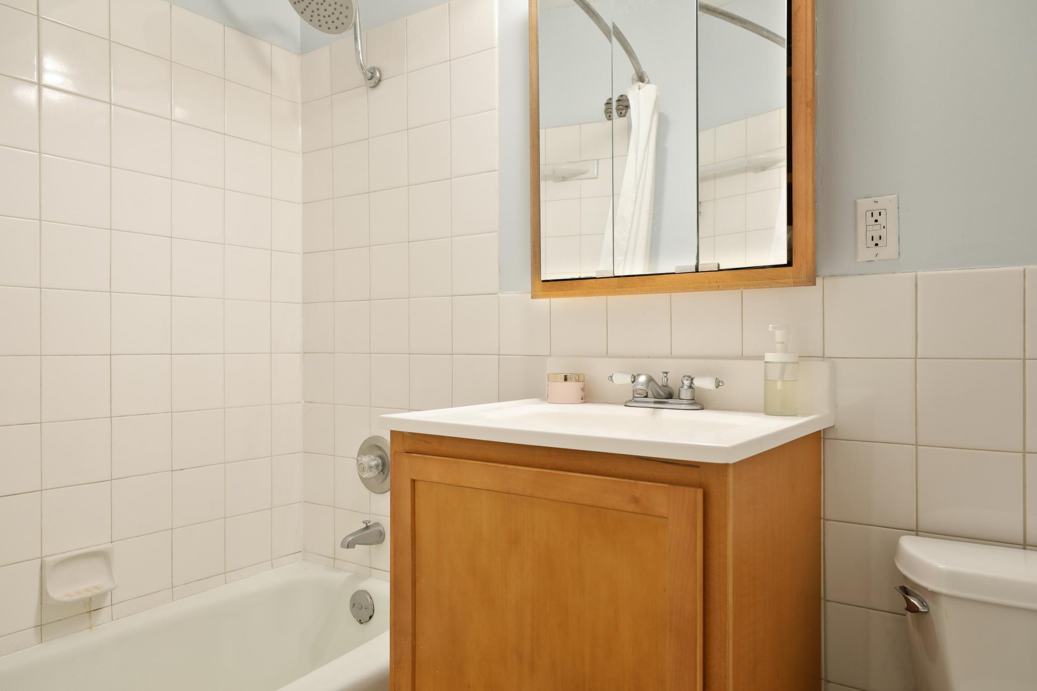 520 Ridgewood Avenue, Unit 7 Minneapolis, MN 55403 - Photo 9 of 11 Gallery Image 9