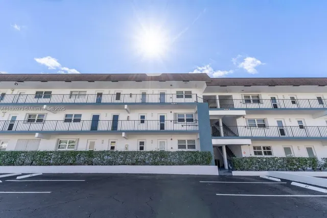 a view of a tennis court