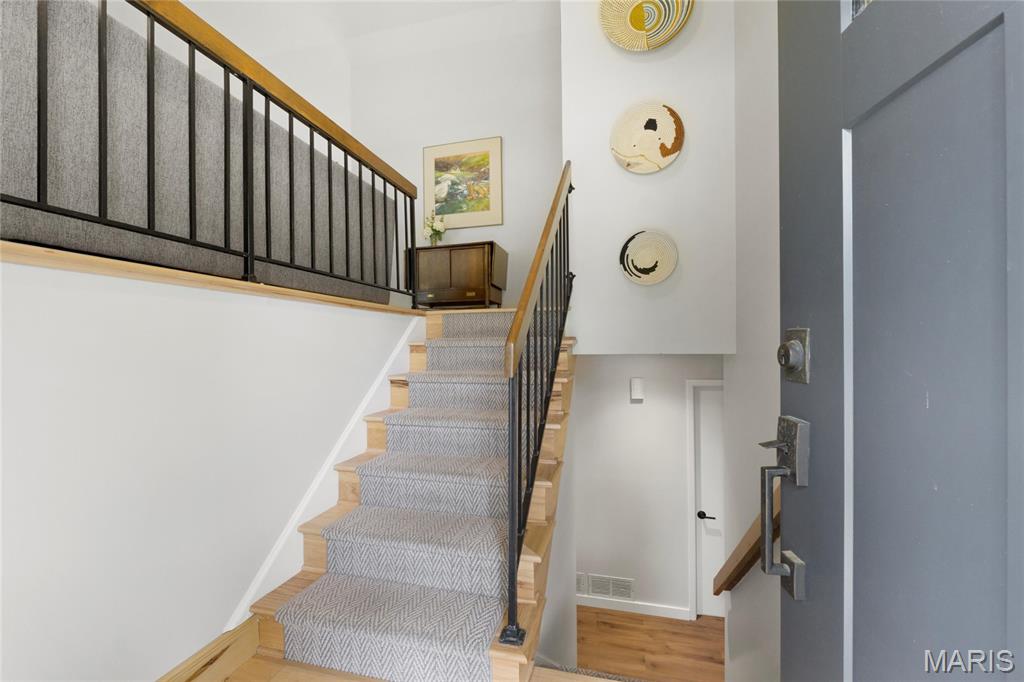 1064 Pinrun Drive Ballwin, MO 63011 - Photo 4 of 35