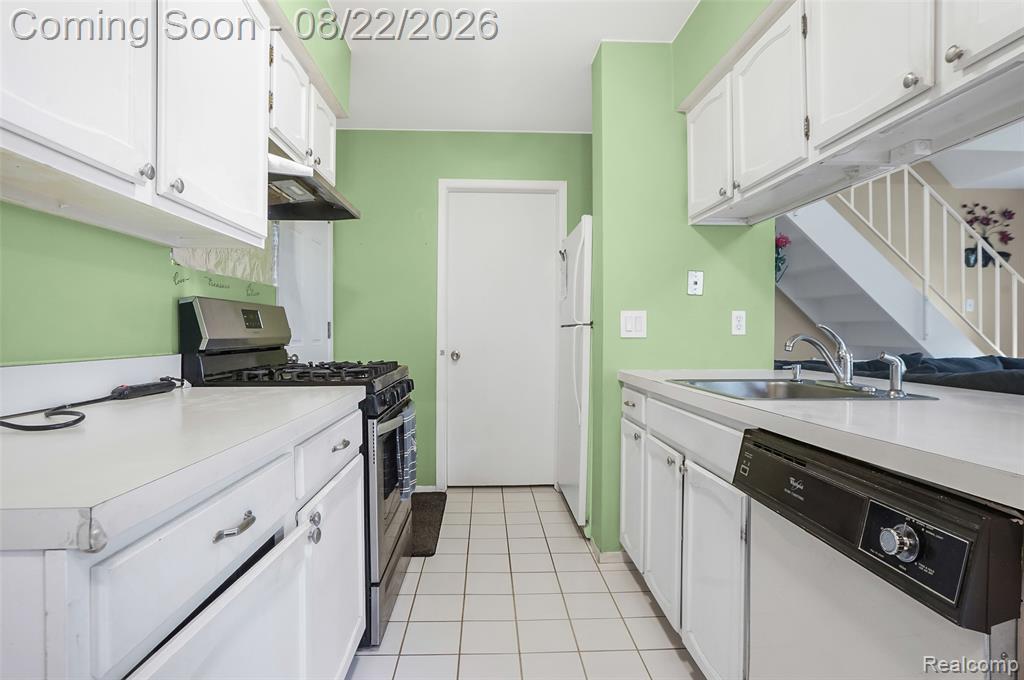 385 Neptune Drive Walled Lake, MI 48390 - Photo 9 of 32 Gallery Image 9