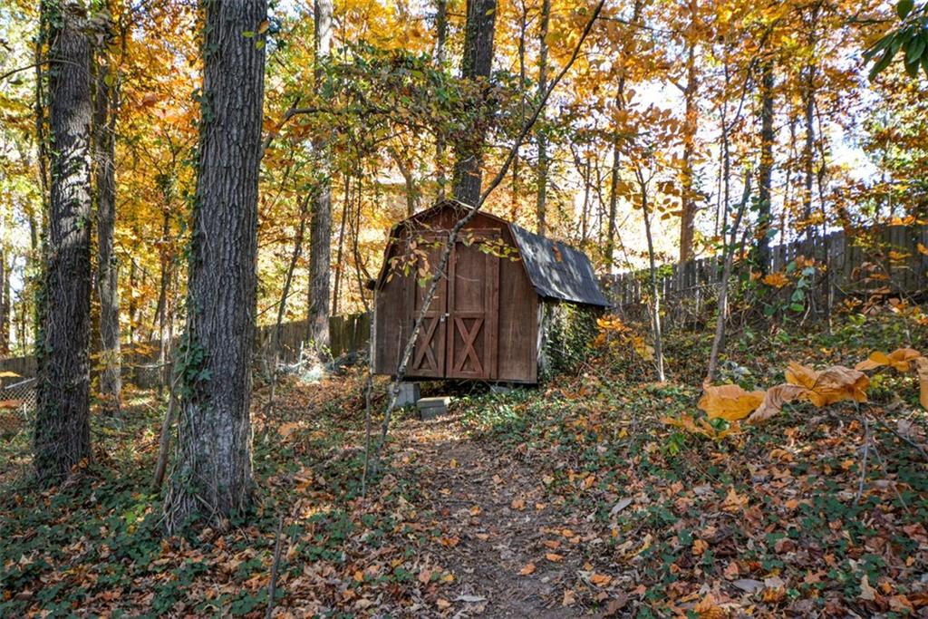 554 Alpine Way Marietta, GA 30062 - Photo 22 of 27 a backyard of a house with lots of green space