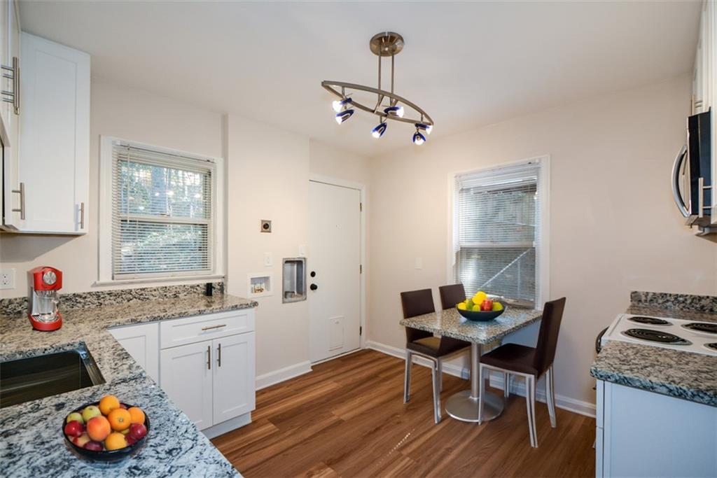 554 Alpine Way Marietta, GA 30062 - Photo 6 of 27 a kitchen that has a table and chairs in it