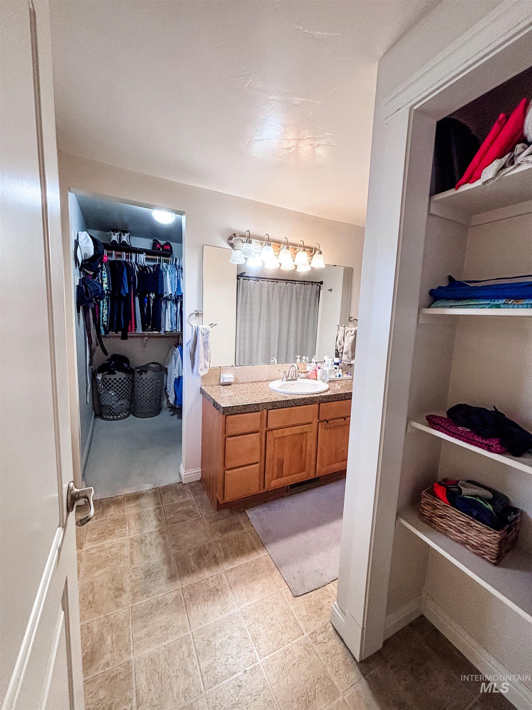 743 North Horseshoe Bend Road Eagle, ID 83616 - Photo 18 of 27 Full bath with a spacious closet and vanity