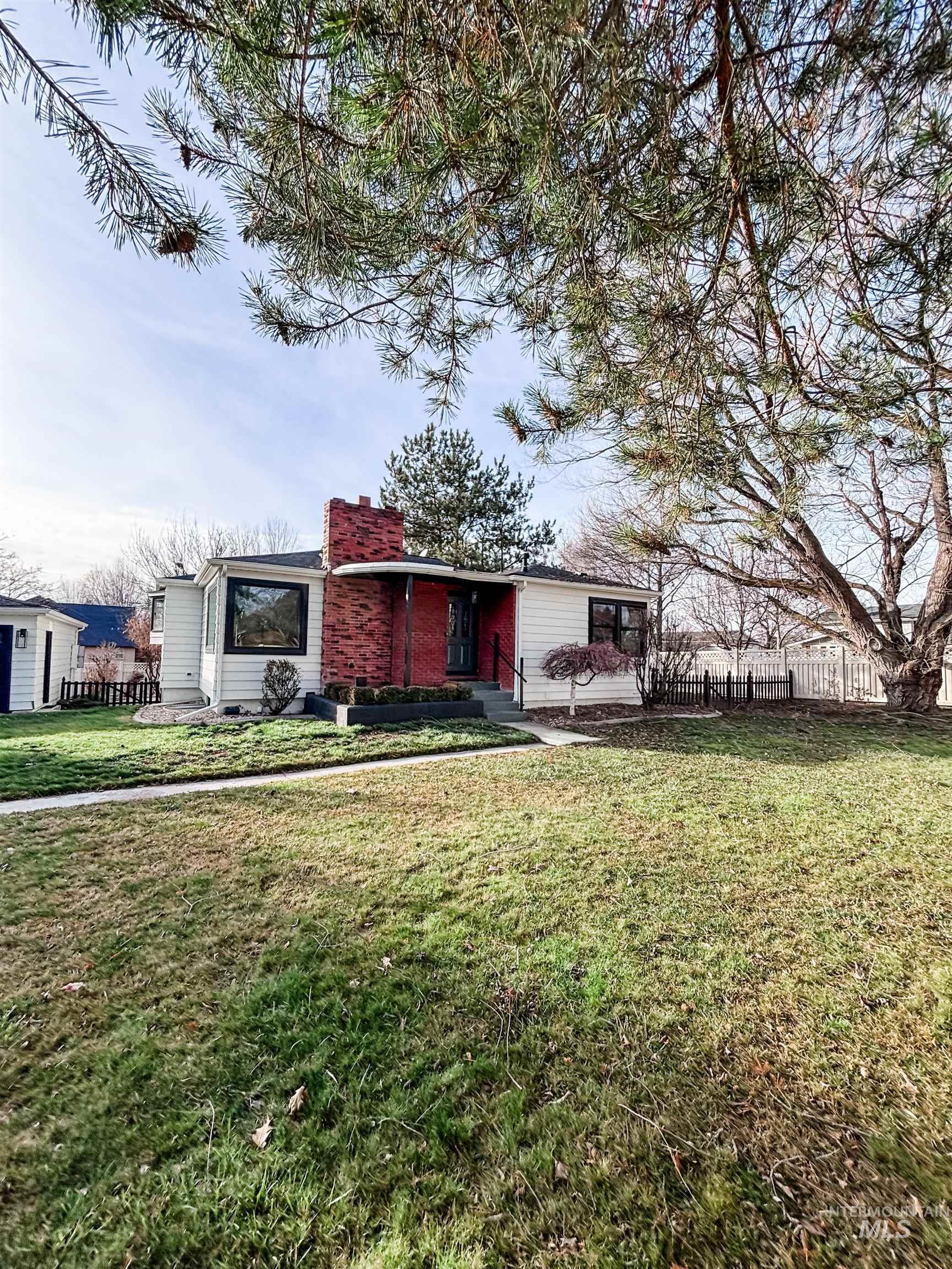 743 North Horseshoe Bend Road Eagle, ID 83616 - Photo 3 of 27 Ranch-style house with a chimney