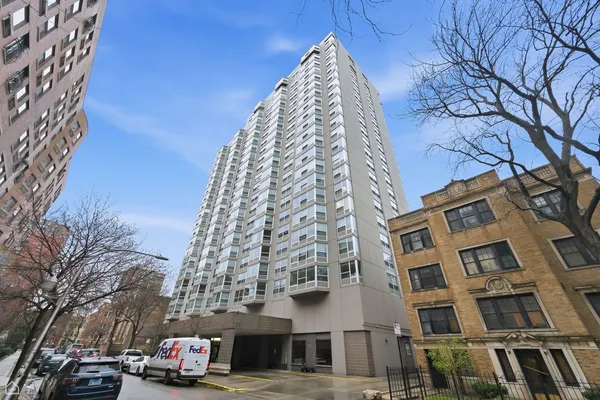 $1,950 | 720 West Gordon Terrace, Unit 3B, Chicago, IL 60613