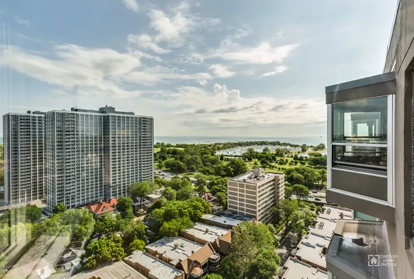 $1,950 | 720 West Gordon Terrace, Unit 3B, Chicago, IL 60613