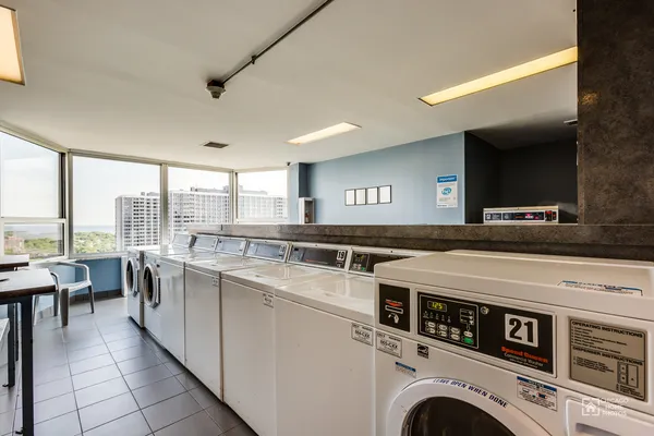 $1,950 | 720 West Gordon Terrace, Unit 3B, Chicago, IL 60613