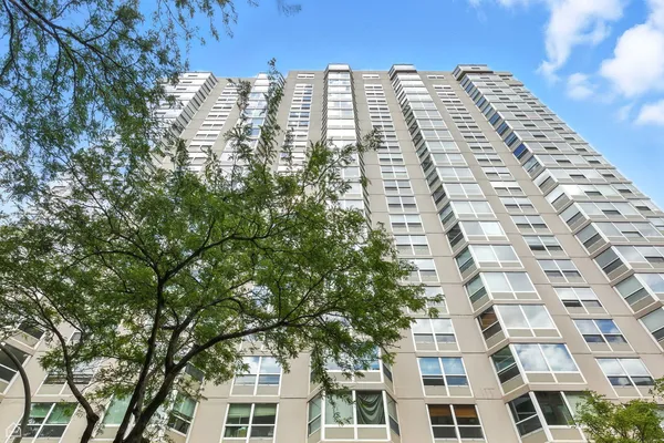 $1,950 | 720 West Gordon Terrace, Unit 3B, Chicago, IL 60613