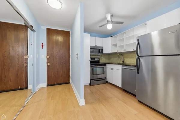$1,950 | 720 West Gordon Terrace, Unit 3B, Chicago, IL 60613