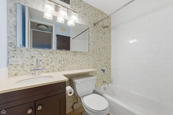 $1,950 | 720 West Gordon Terrace, Unit 3B, Chicago, IL 60613