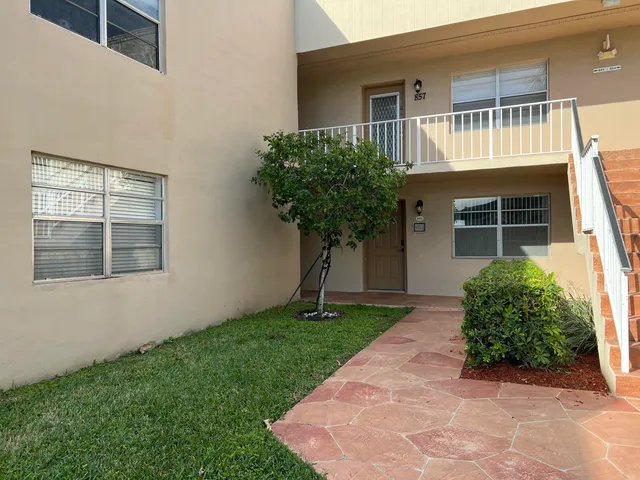 $1,500 | 832 Normandy Trail, Delray Beach, FL 33484