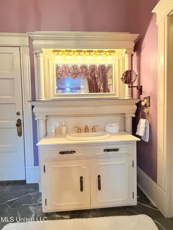 $389,000 | 433 South Main Street, Grenada, MS 38901