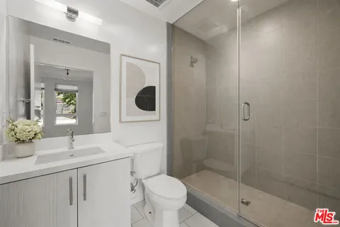 $1,300,000 | 2930 Rowena Avenue, Unit 2, Los Angeles, CA 90039