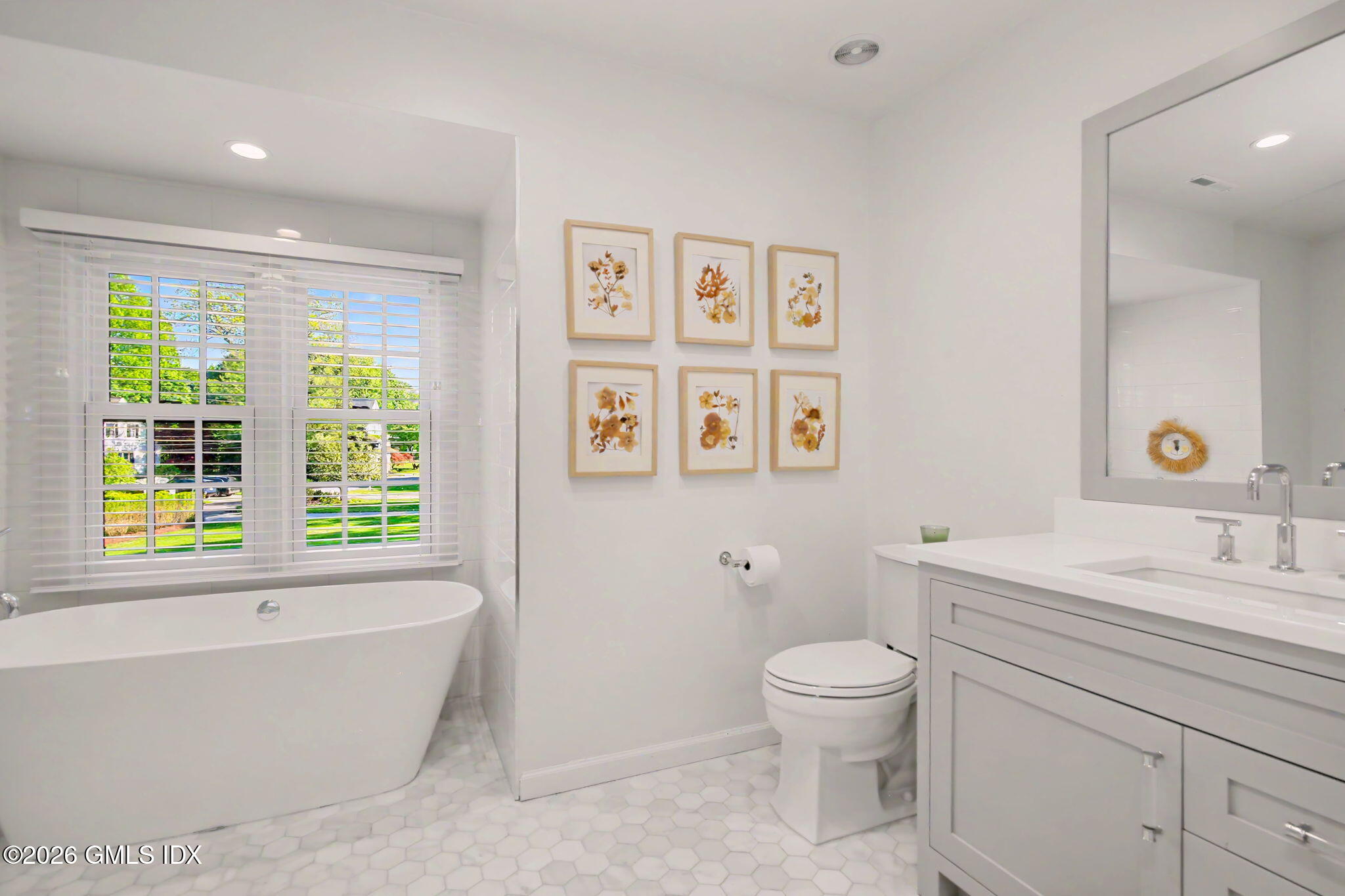 10 Newton Street Riverside, CT 06878 - Photo 19 of 28 a bathroom with a toilet a sink and a bathtub