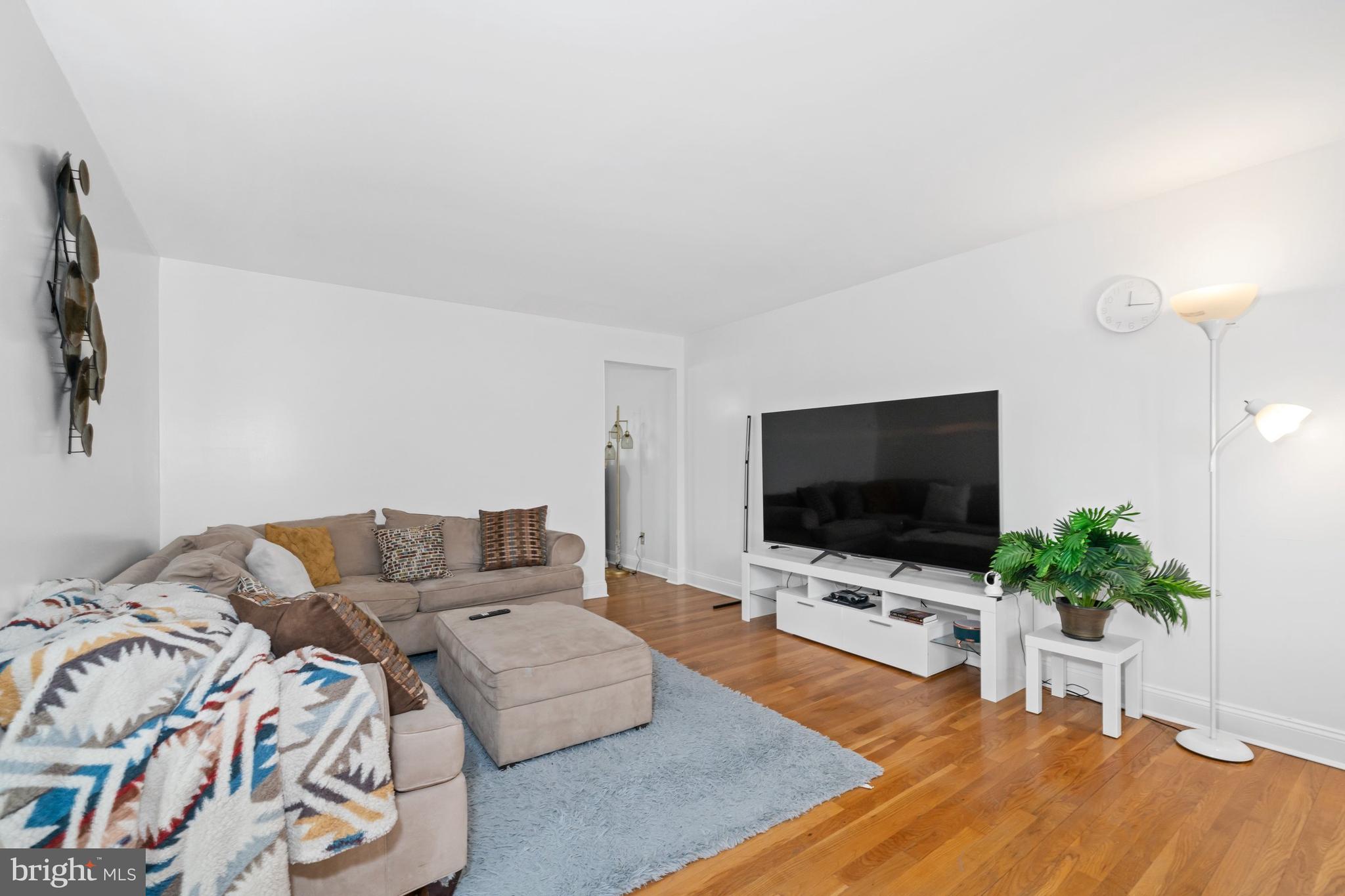 18 George Read Road New Castle, DE 19720 - Photo 11 of 40 a living room with furniture and a flat screen tv