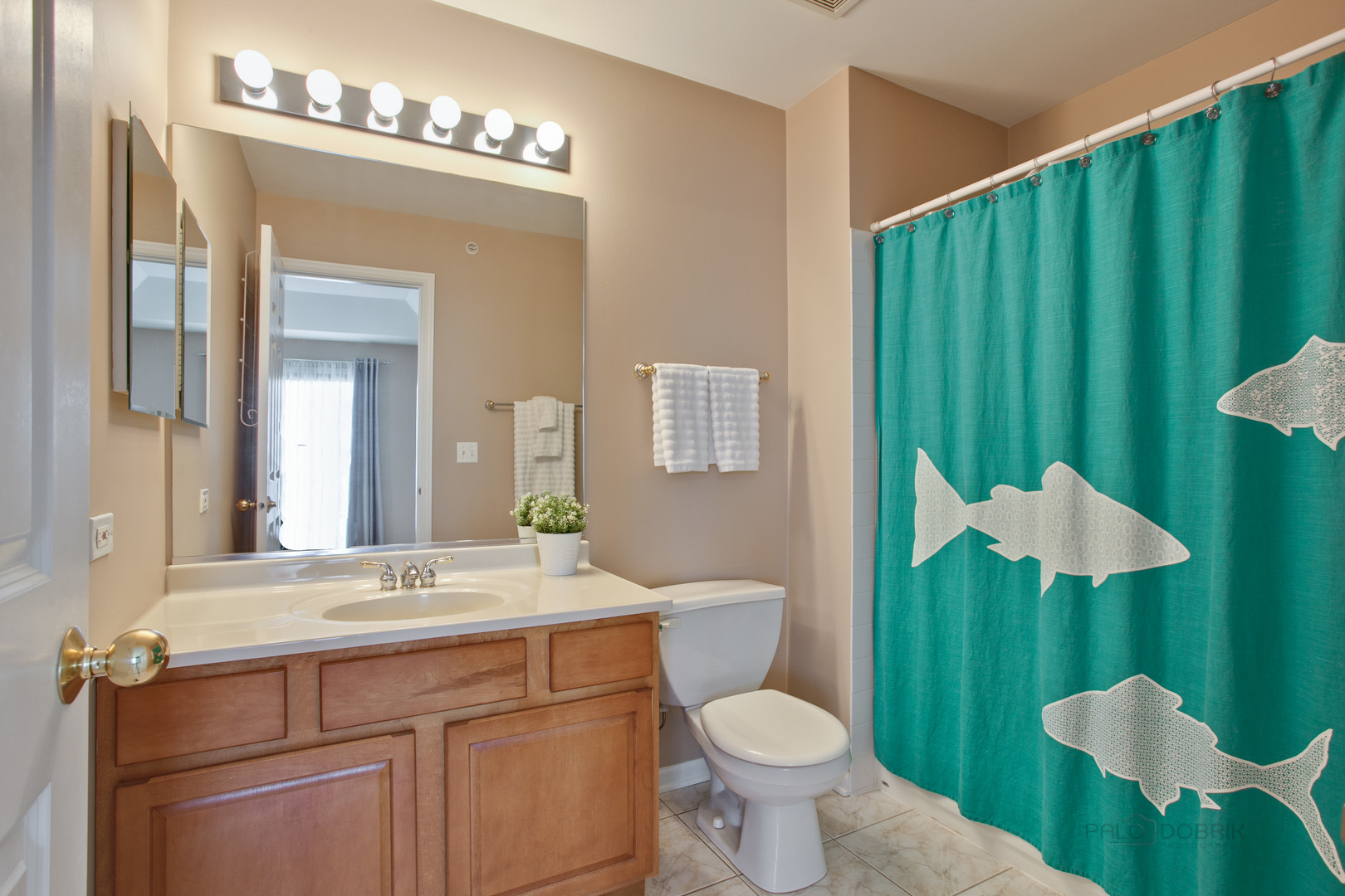 5451 McDonough Road Hoffman Estates, IL 60192 - Photo 21 of 30 a bathroom with a toilet sink and mirror
