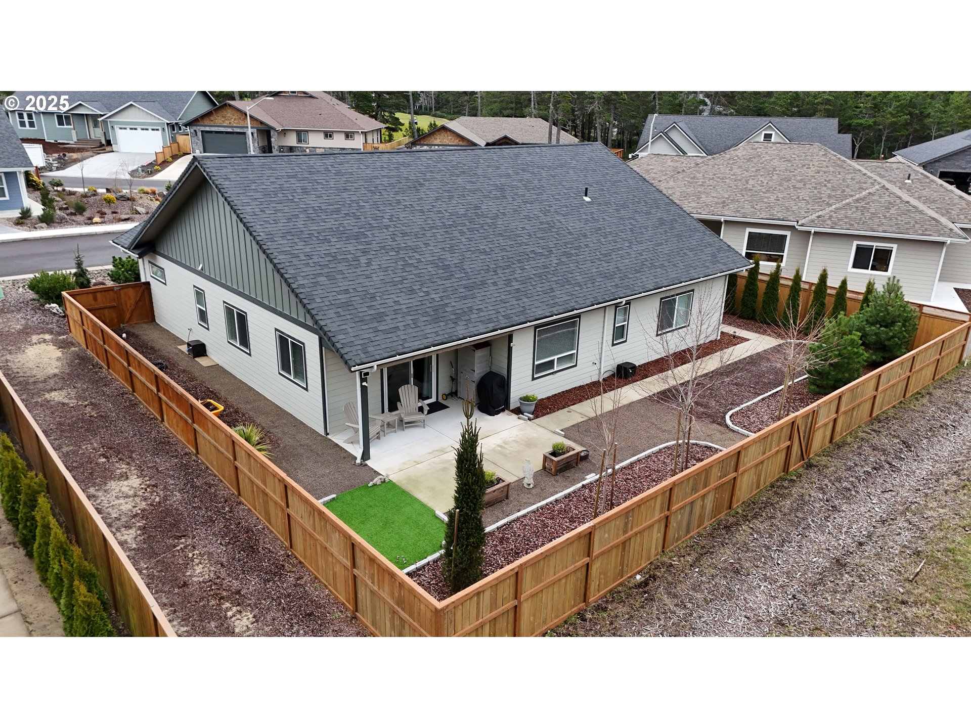 4055 Caddington Lane Florence, OR 97439 - Photo 39 of 48 an aerial view of a house
