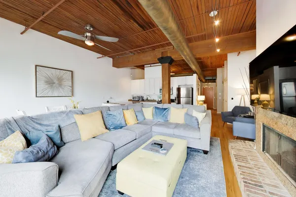 $325,000 | 550 North Kingsbury Street, Unit 422, Chicago, IL 60654