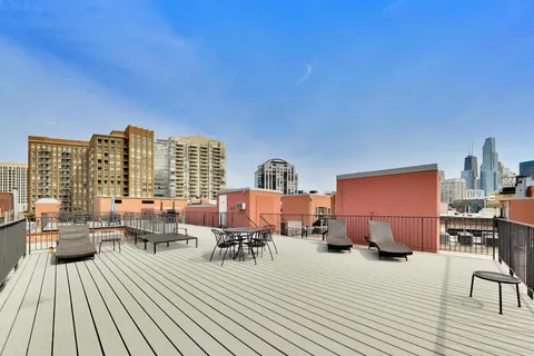 $325,000 | 550 North Kingsbury Street, Unit 422, Chicago, IL 60654