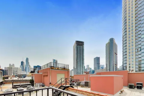 $325,000 | 550 North Kingsbury Street, Unit 422, Chicago, IL 60654