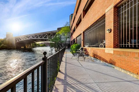 $325,000 | 550 North Kingsbury Street, Unit 422, Chicago, IL 60654