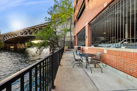 $325,000 | 550 North Kingsbury Street, Unit 422, Chicago, IL 60654