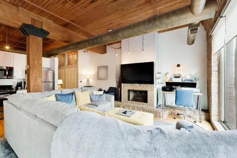 $325,000 | 550 North Kingsbury Street, Unit 422, Chicago, IL 60654