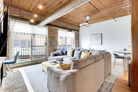 $325,000 | 550 North Kingsbury Street, Unit 422, Chicago, IL 60654