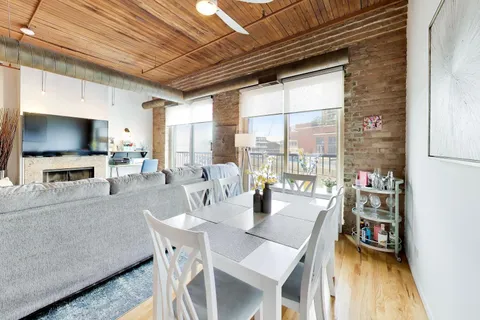 $325,000 | 550 North Kingsbury Street, Unit 422, Chicago, IL 60654