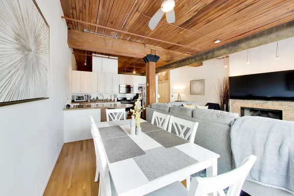 $325,000 | 550 North Kingsbury Street, Unit 422, Chicago, IL 60654