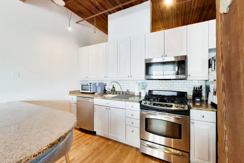 $325,000 | 550 North Kingsbury Street, Unit 422, Chicago, IL 60654