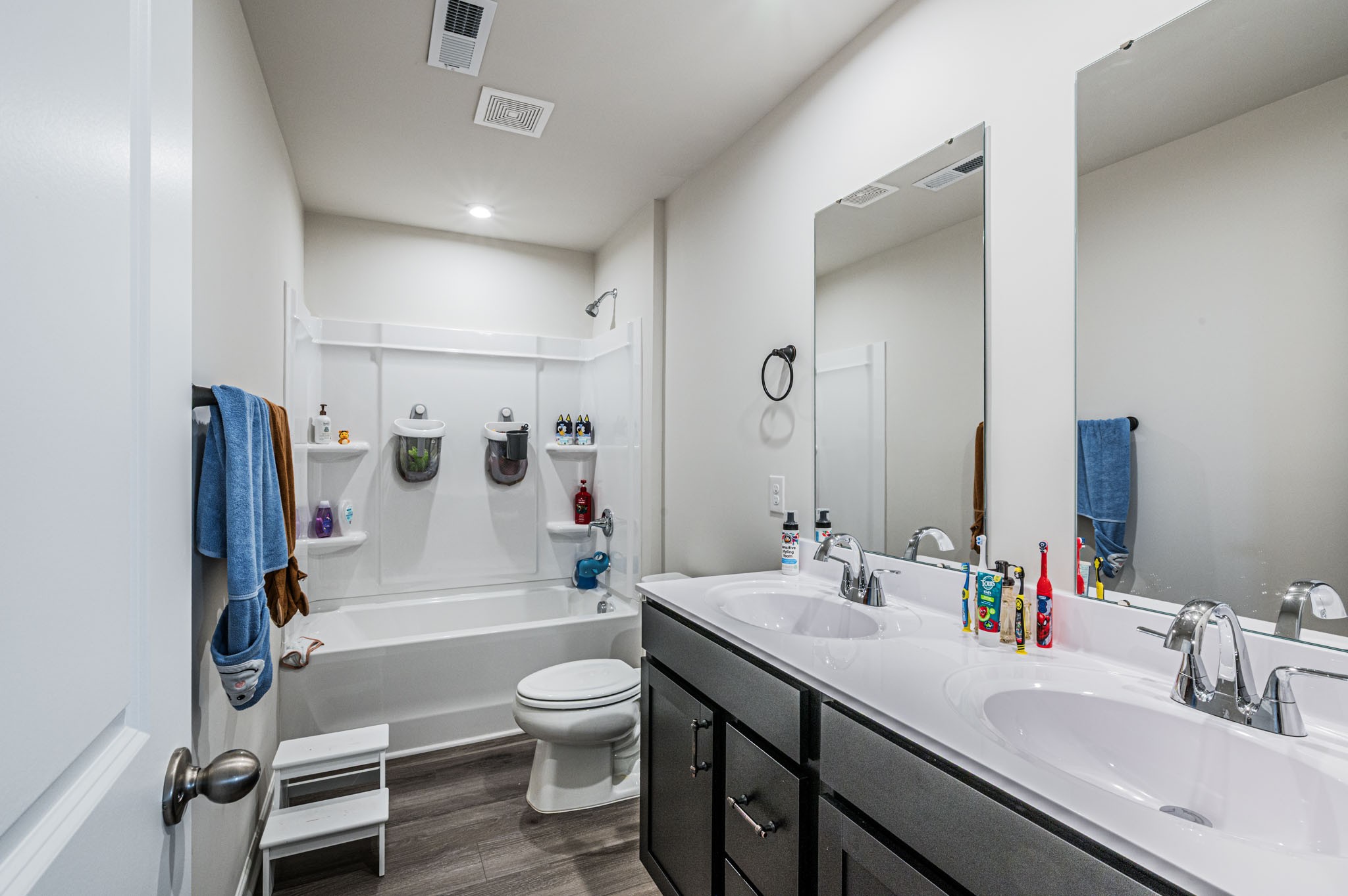 119 Amberleaf Circle Franklin, KY 42134 - Photo 18 of 28 a bathroom with a sink a toilet and a bathtub