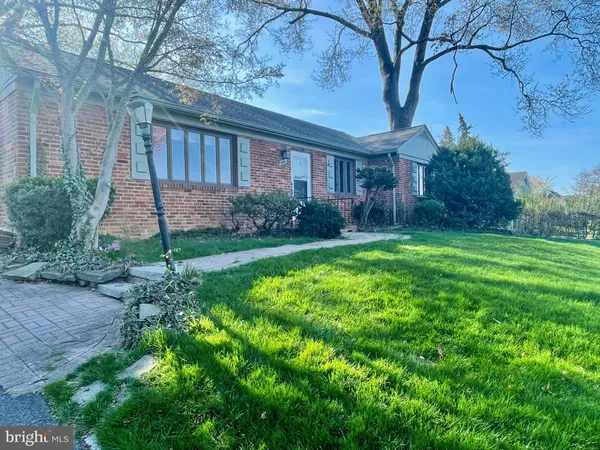 $3,295 | 2911 Linden Lane, Falls Church, VA 22042
