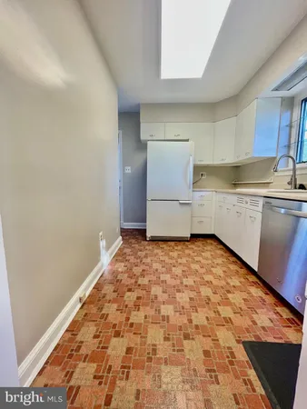 $3,295 | 2911 Linden Lane, Falls Church, VA 22042