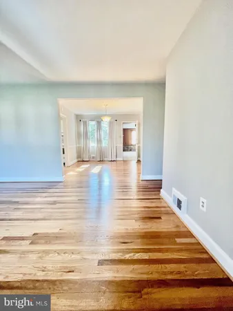 $3,295 | 2911 Linden Lane, Falls Church, VA 22042