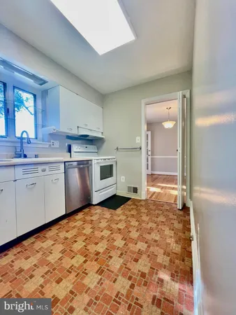 $3,295 | 2911 Linden Lane, Falls Church, VA 22042