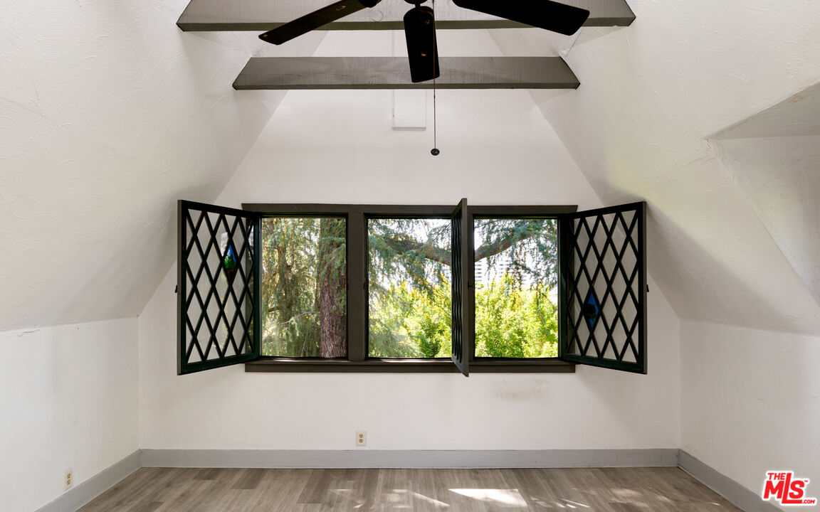 1954 Hillcrest Road, Unit 3 Los Angeles, CA 90068 - Photo 10 of 26 an entryway